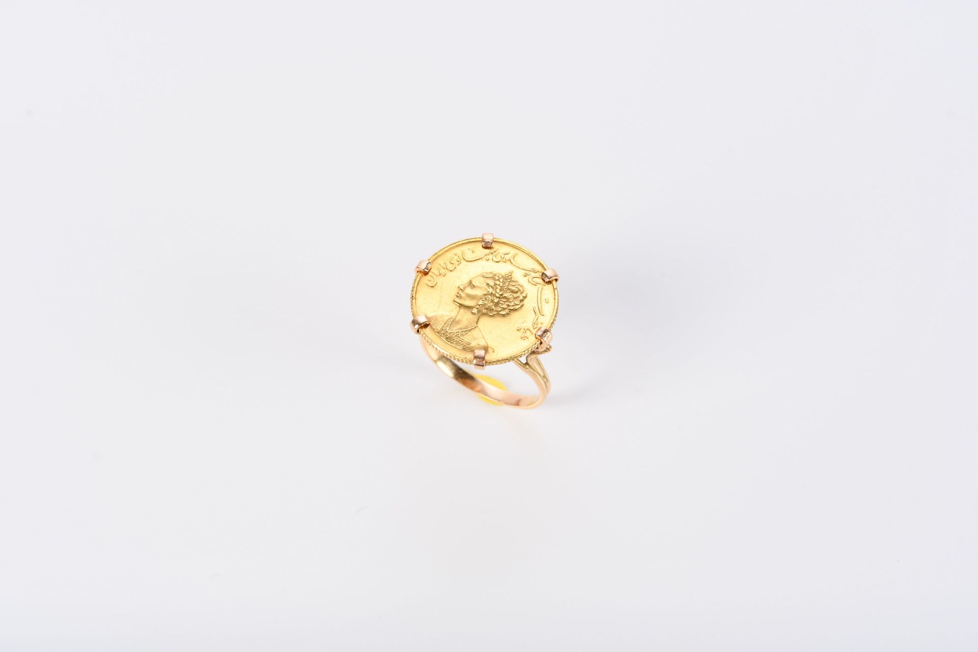 Null 一枚刻有法拉-帕拉维（Farah Palavi）肖像的 750 千分之一黄金戒指。重量：8.7 克。57.5 - 重量：8.7 克