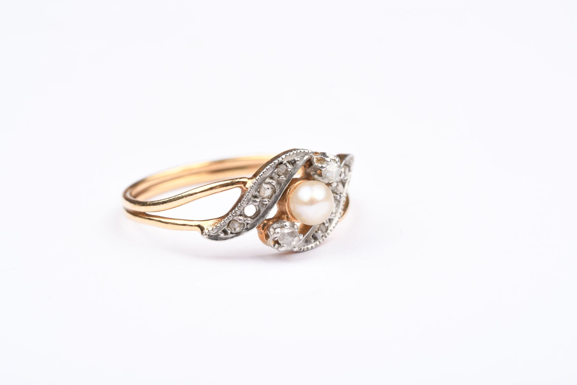Null 镶嵌小钻石和中央珍珠的 75 万分之一黄金戒指。重量：2.7 克。57 - 重量：2.7 克。(缺少一颗小钻石）