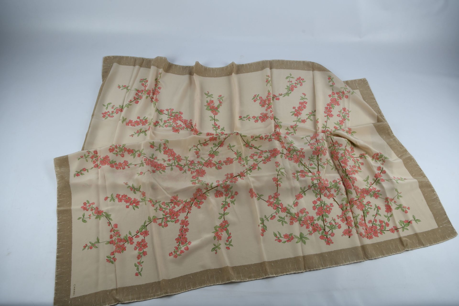Null CHANEL - Silk shawl with Japanese cherry blossom design