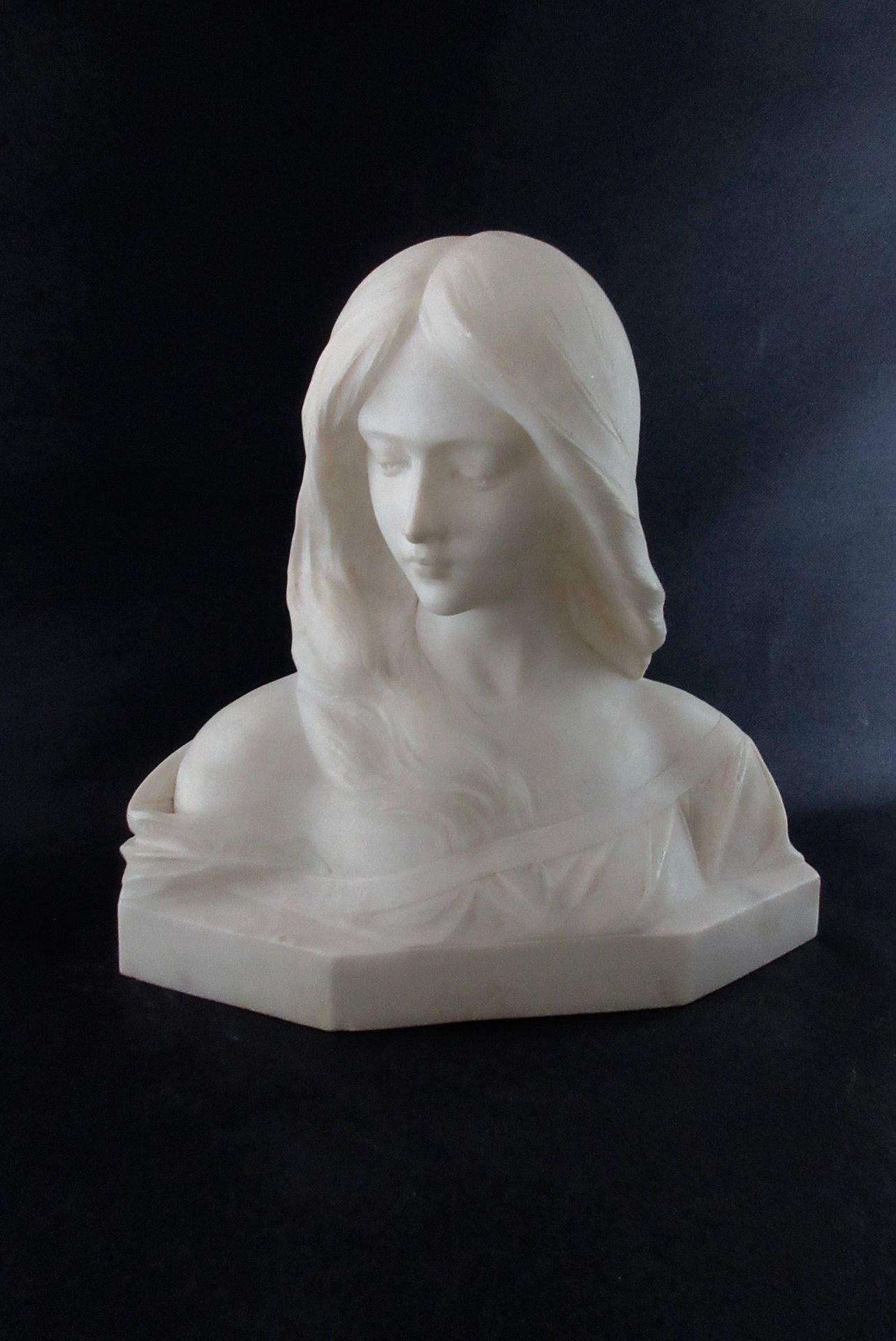Null PUGI (XIX-XX) 石膏雕塑，"年轻女子的半身像"，背面有签名 "Pugi"，高30 x 31 x 16厘米，质量非常好。