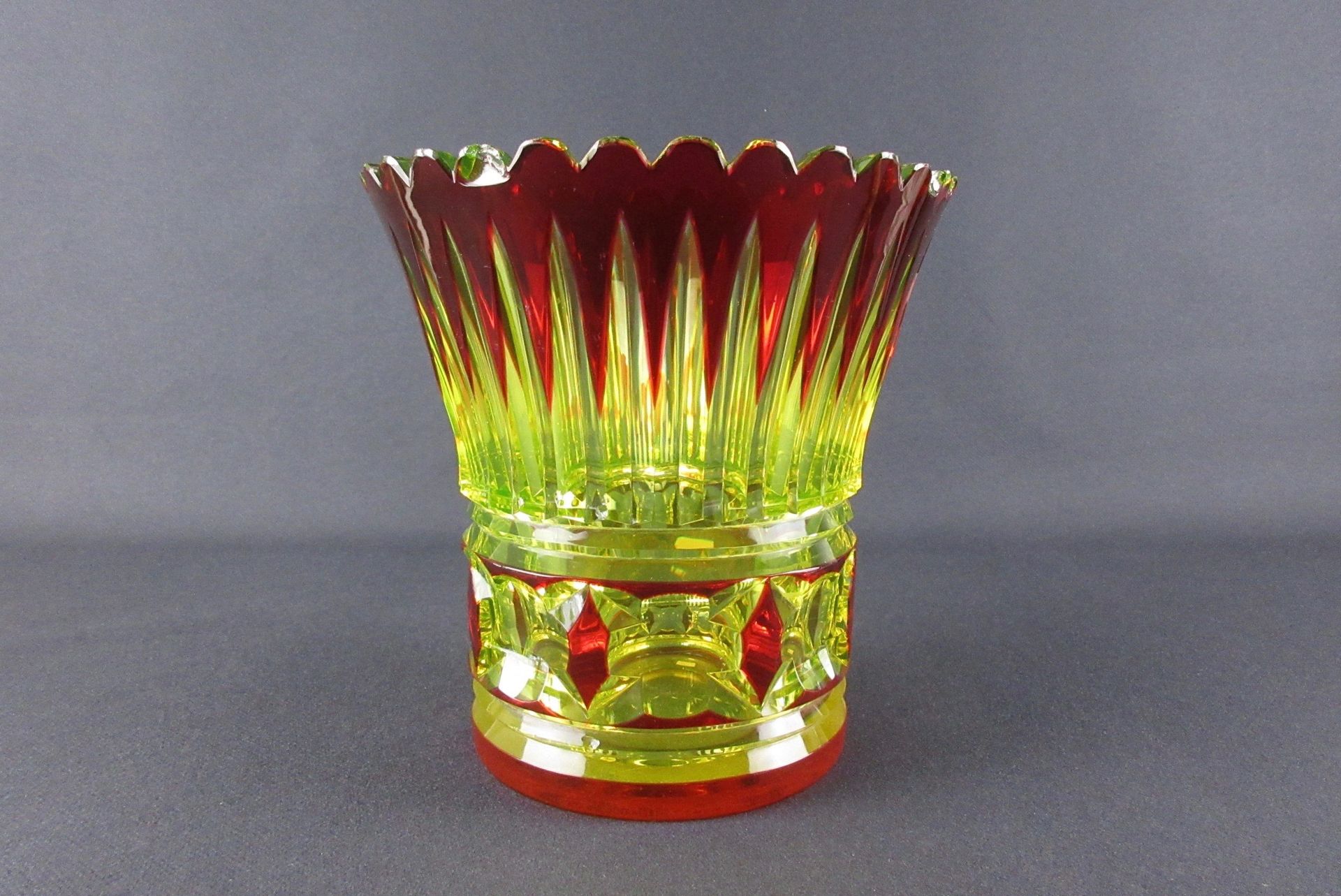 Null *VAL SAINT LAMBERT水晶作品，由Joseph SIMON创作。红色衬里的Urane水晶花瓶，来自 "Cristaux de Fanta&hellip;