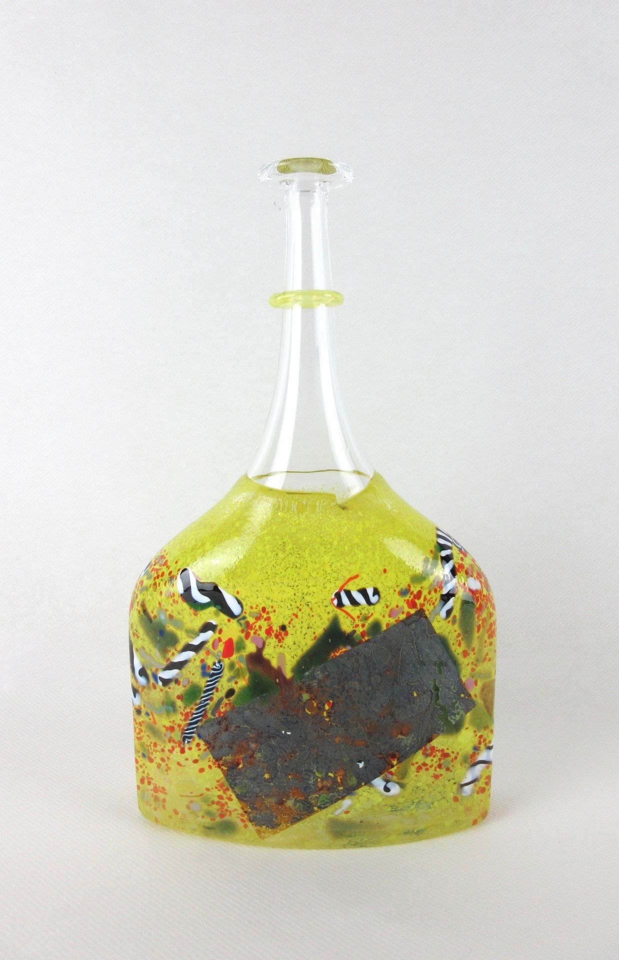 Null Bertil VALLIEN (1938-2018)为KOSTA BODA制作的。长方形的Soliflore花瓶，狭窄的颈部，装饰有黄色，红色，黑色，&hellip;