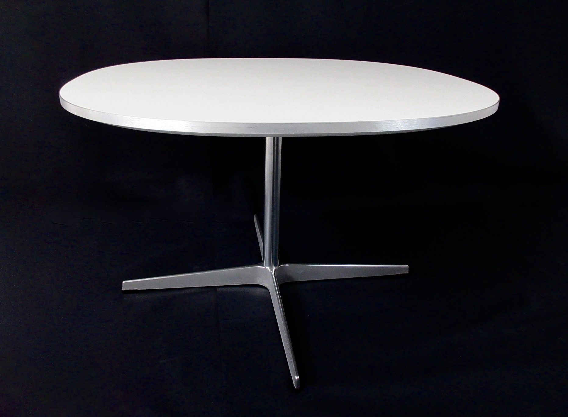 Null Arne JACOBSEN (1902-1971)为Fritz HANSEN出版商设计。咖啡桌，"超级圆形 "模型，抛光铝的四脚底座，顶部为层压板或白&hellip;