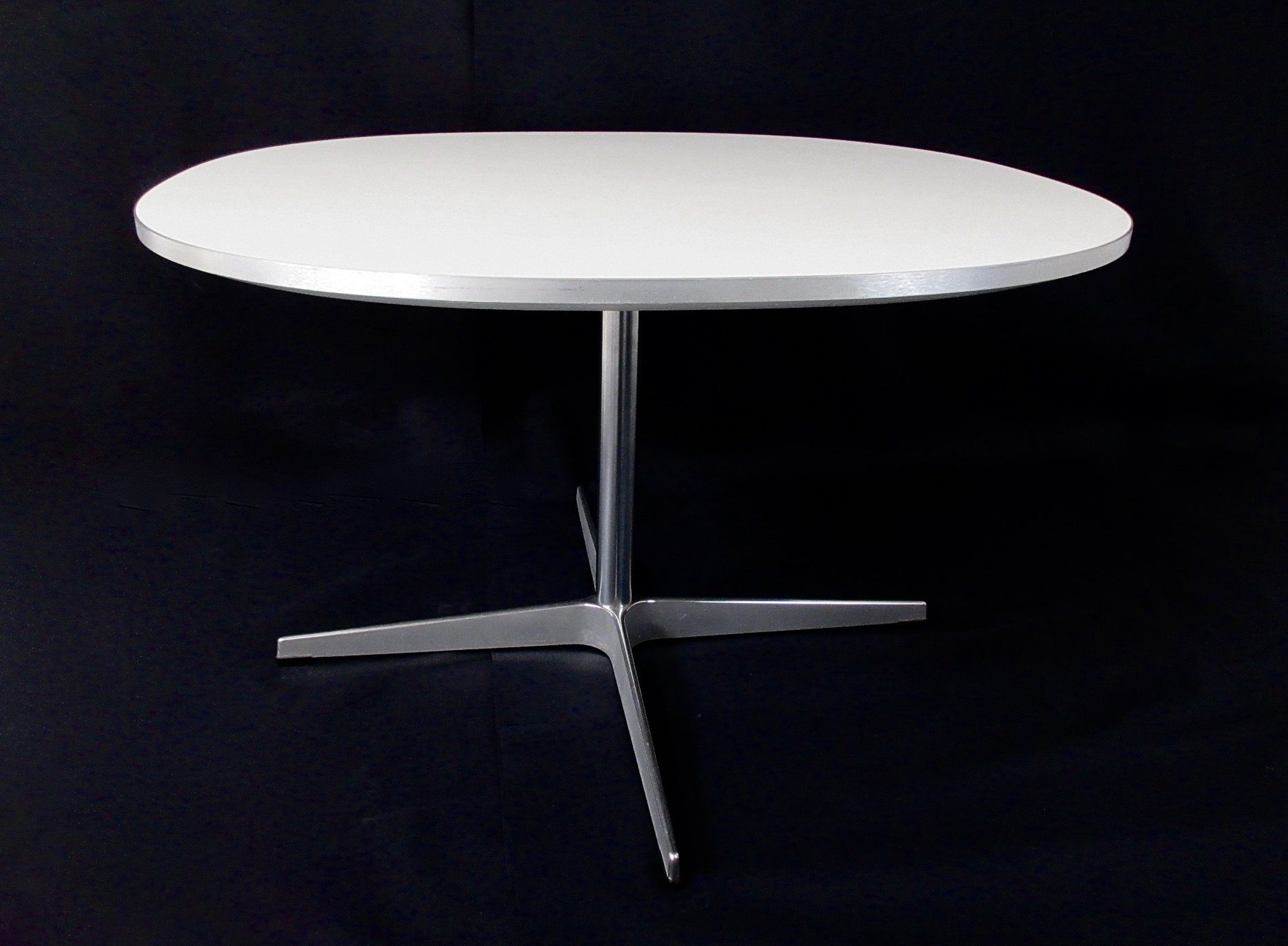 Null Arne JACOBSEN (1902-1971) diseñador para la editorial Fritz HANSEN. Mesa de&hellip;