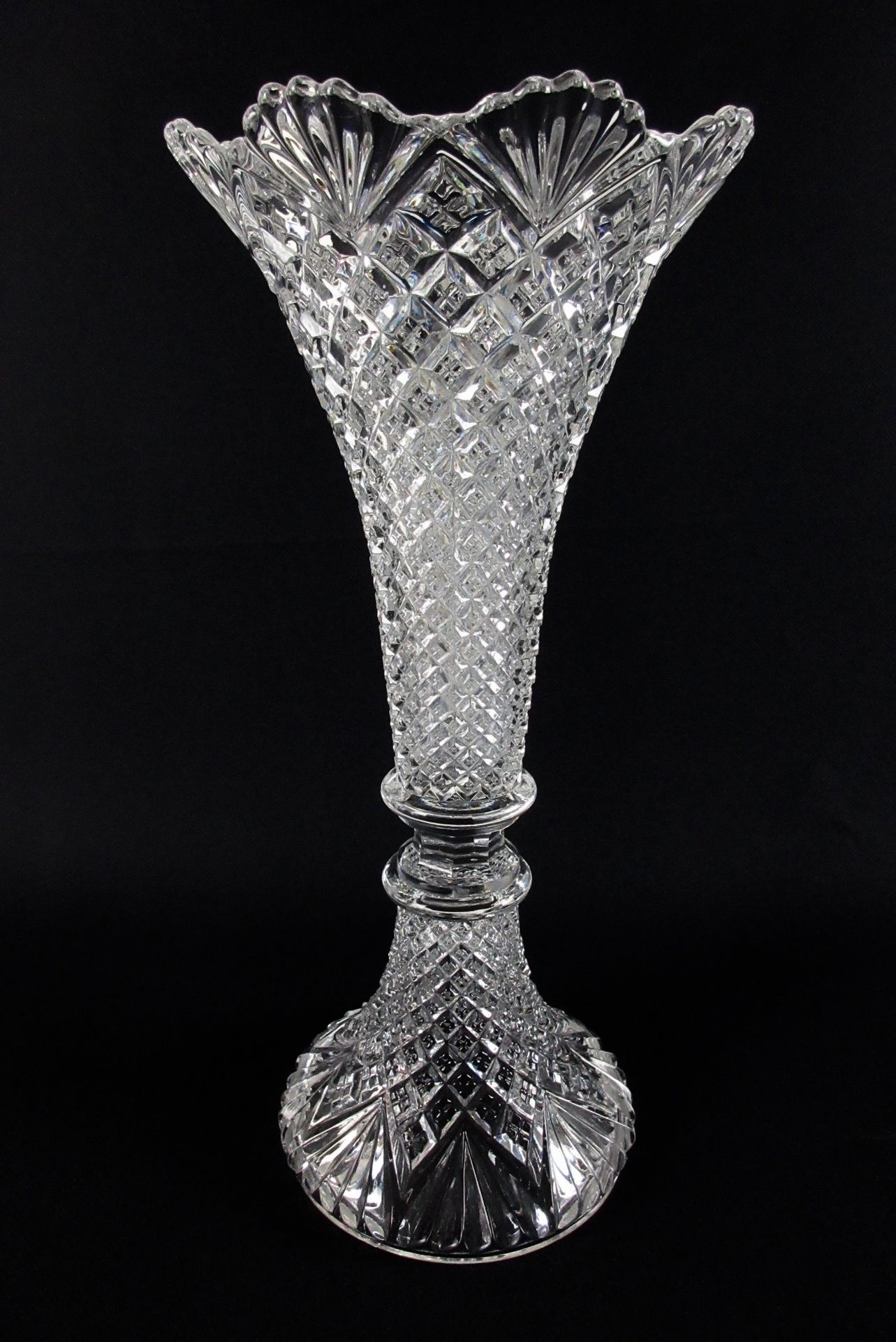 Null Cristallerie du VAL SAINT LAMBERT. Vase cornet en cristal moulé pressé, cir&hellip;