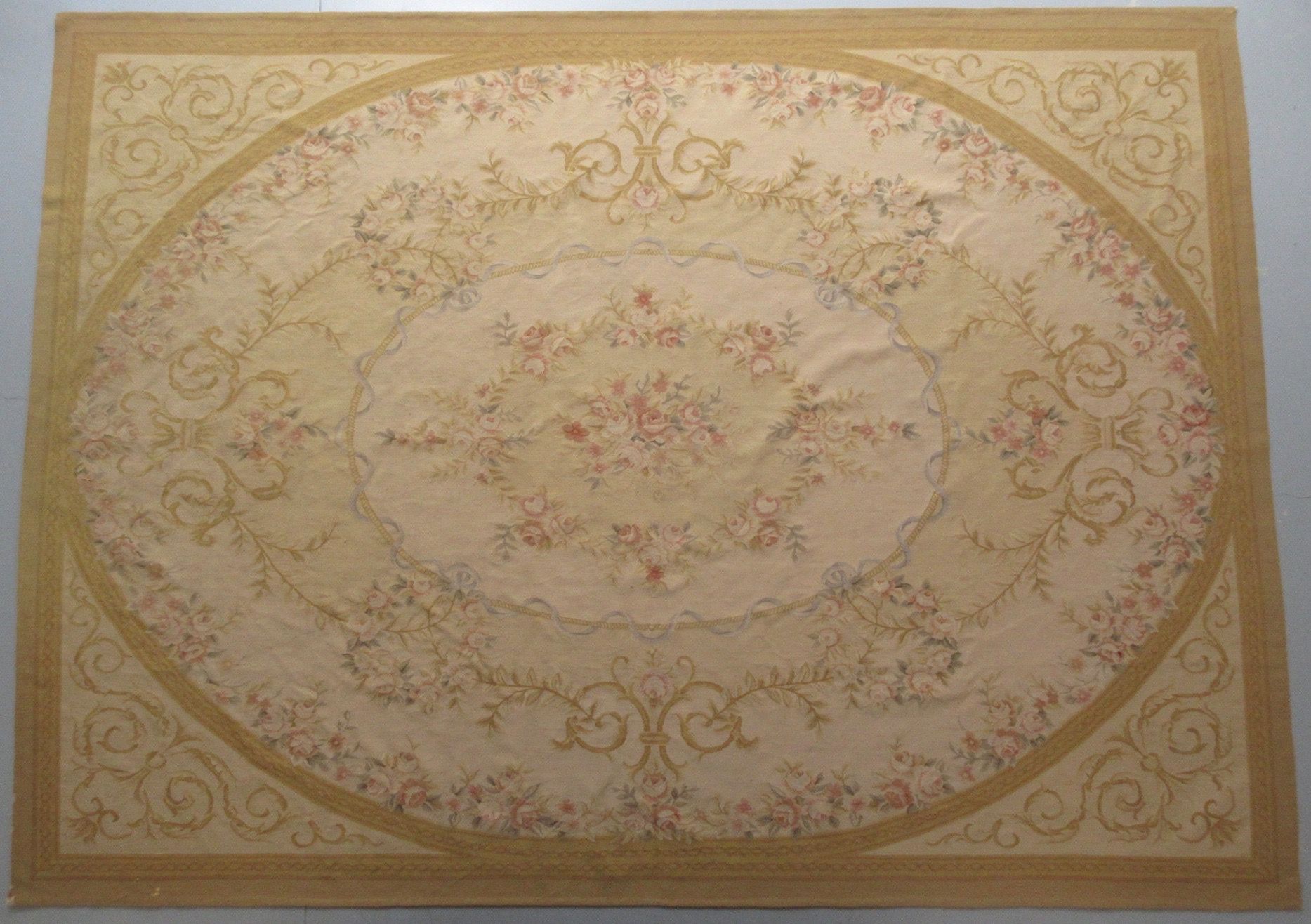 Null Tapis d'Aubusson (tapis plat, technique tapisserie), à décor de rinceaux fe&hellip;