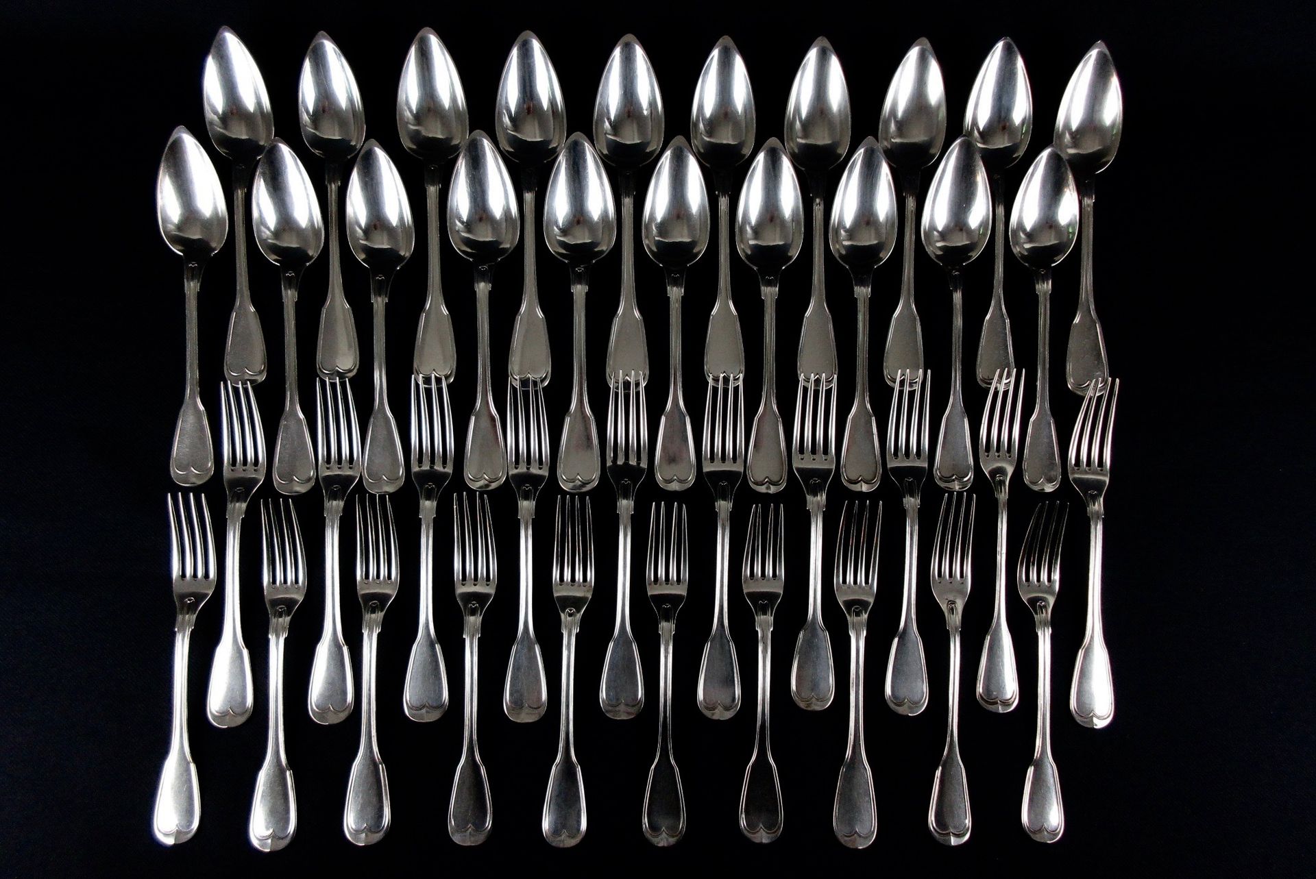 Null 比利时银器800千分之一。带有锉刀装饰的餐具重聚，出自不同的银匠和时期，包括Delheid，40件，包括20个餐勺（长+/-21.5厘米）和20个餐叉&hellip;