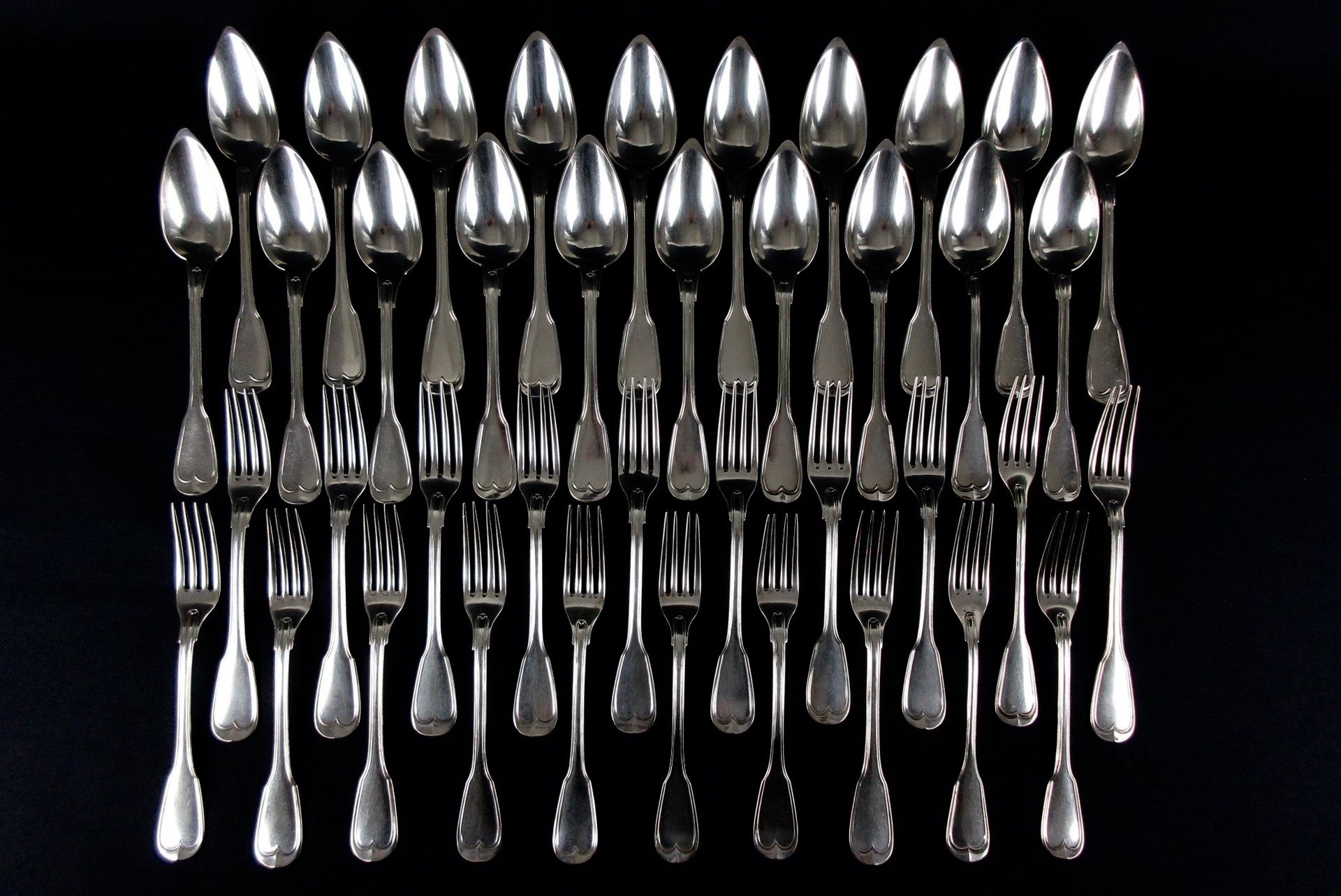 Null Belgian silverware 800 thousandths. Réunion de couverts à décor filet, de d&hellip;