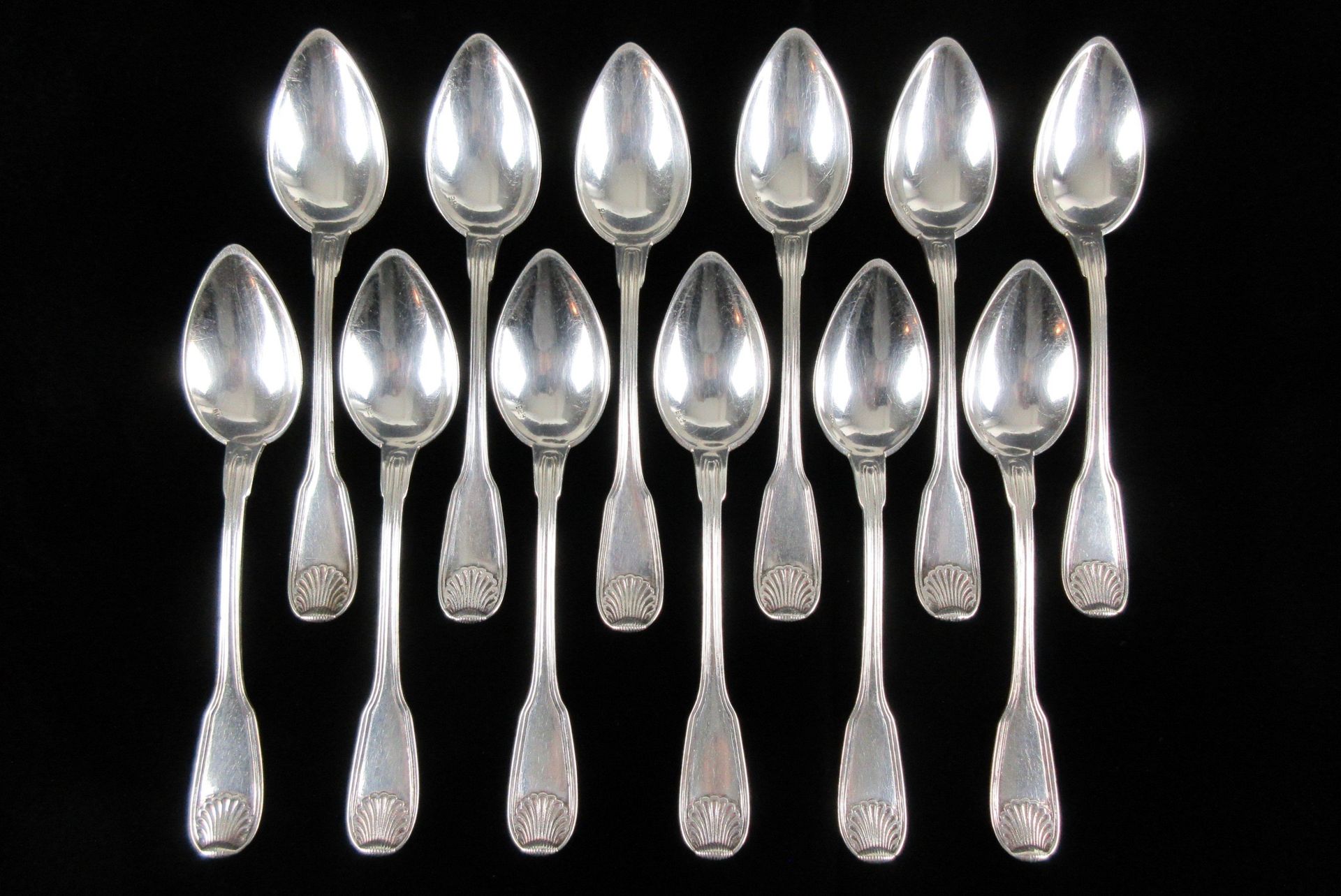 Null 比利时银器。12把银质咖啡勺或茶勺，印有800千分之一的标记，带贝壳装饰，长13.4厘米，重228克，状态：优良