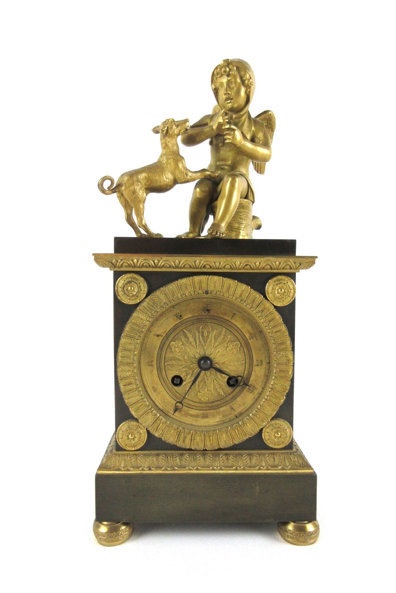 Null 修复时期的时钟，用带凹槽的鎏金青铜和金属制成，带有棕色的铜锈，装饰着一个带翅膀的精灵与一只狗玩耍（象征着友谊的忠诚），表盘上有罗马数字，机械装置（用丝&hellip;
