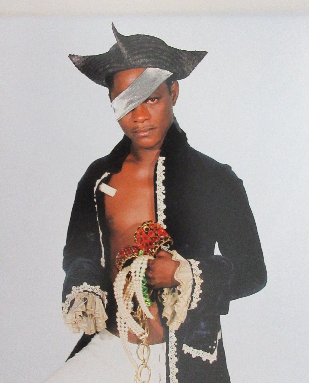 Null Samuel FOSSO (1962) Farbfoto, "Le Pirate" (Tati Serie 1997), auf der Rückse&hellip;