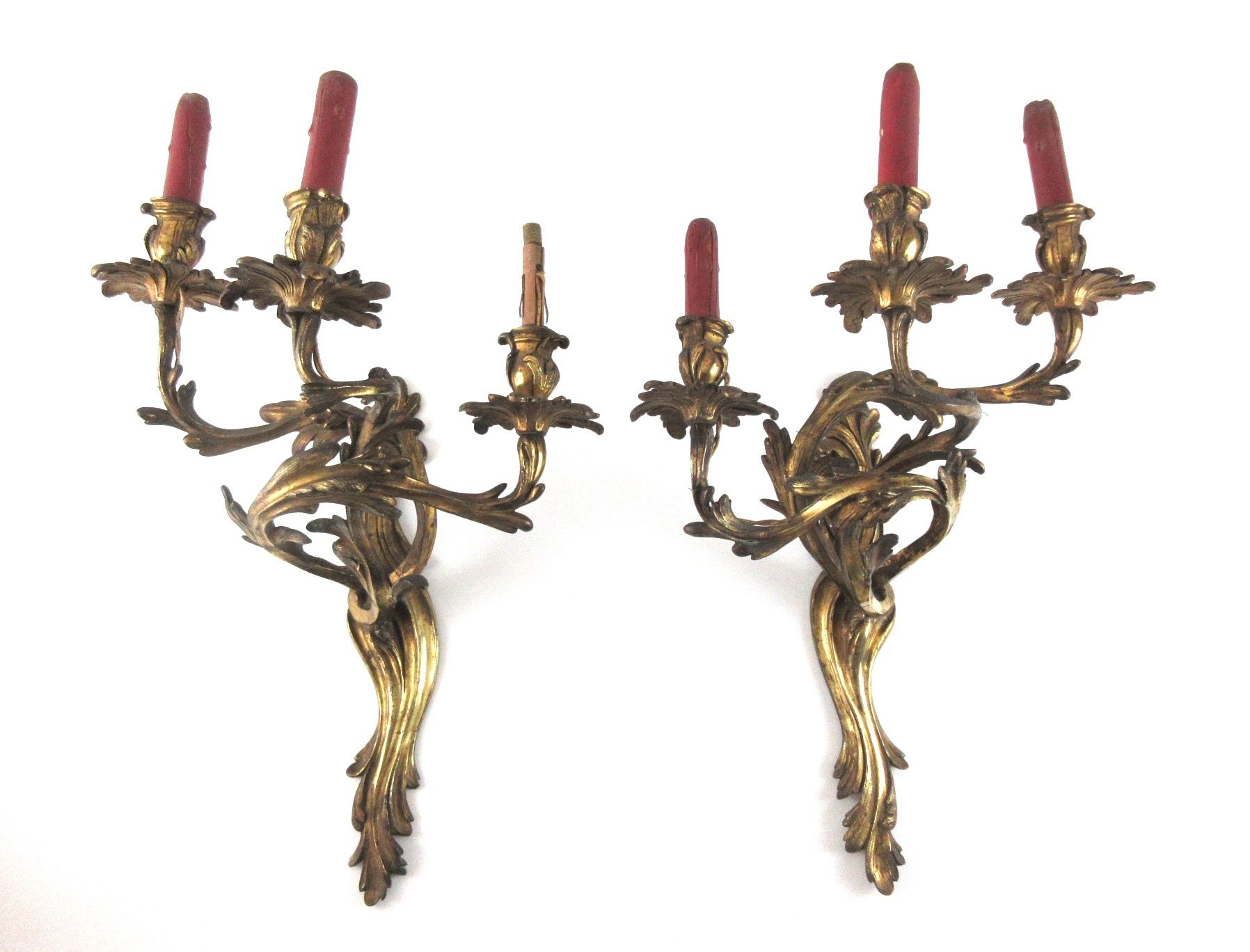 Null 一对路易十五风格的大型青铜烛台，一左一右，带有三个罗凯尔风格的扶手，背面署名 C.B.，仅青铜器的尺寸：+/-高 53 x 35 厘米，状况：镀金磨损&hellip;