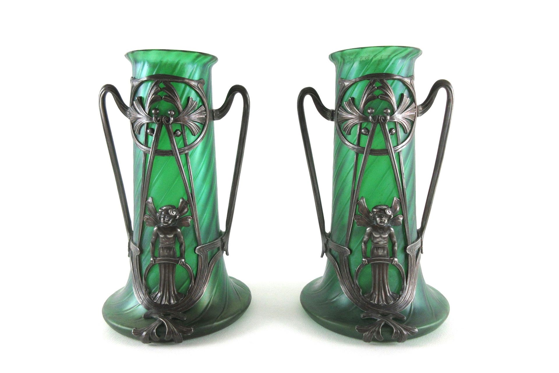 Null Paire de vases à décor de style Jugendstil, en verre teinté vert dans la ma&hellip;