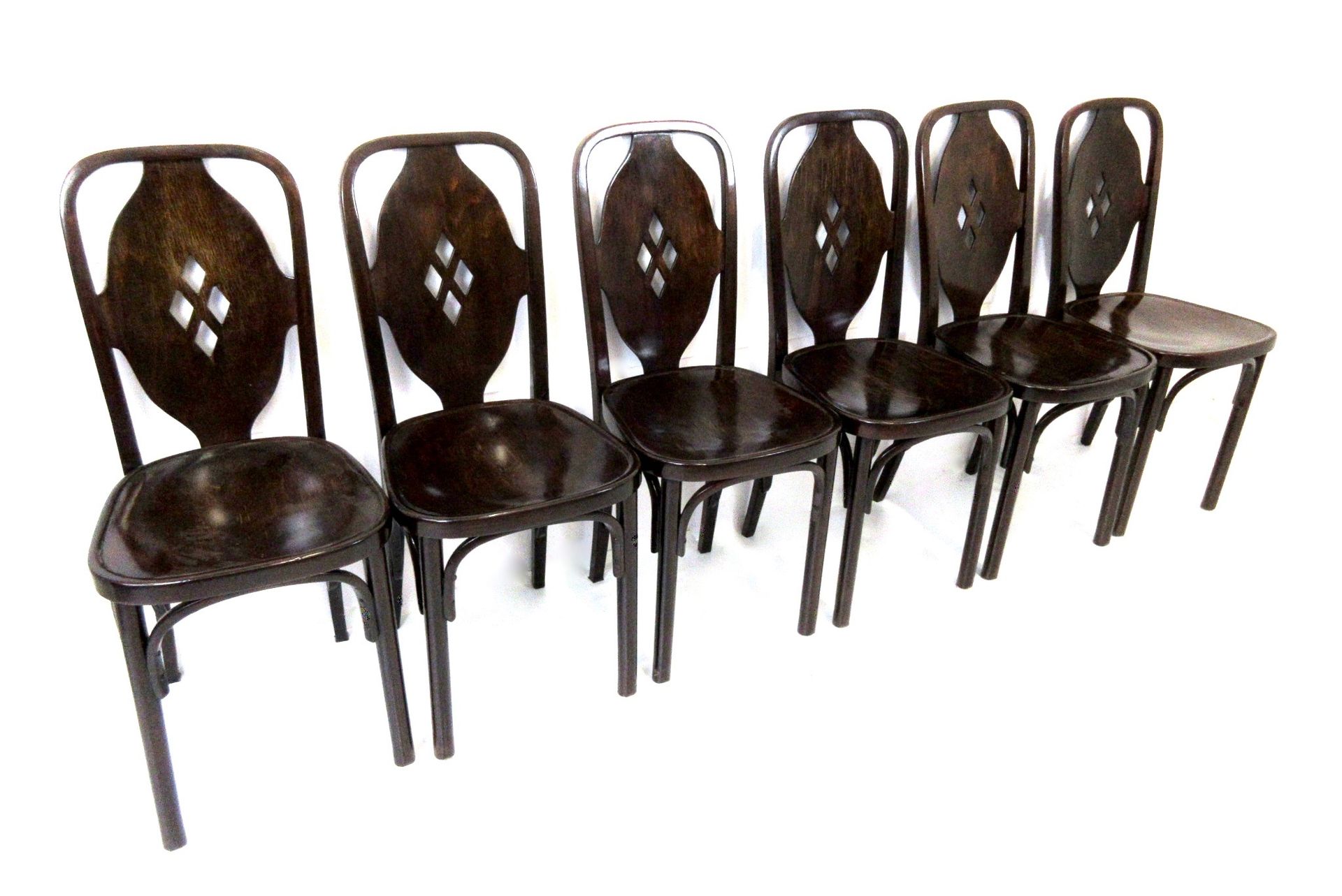 Null 约瑟夫-霍夫曼（1870-1956 年）为雅各布和约瑟夫-科恩（出版商）设计。一套 6 把弯木椅，椅背有镂空装饰，很可能是目录中的 384 型号，奥地&hellip;