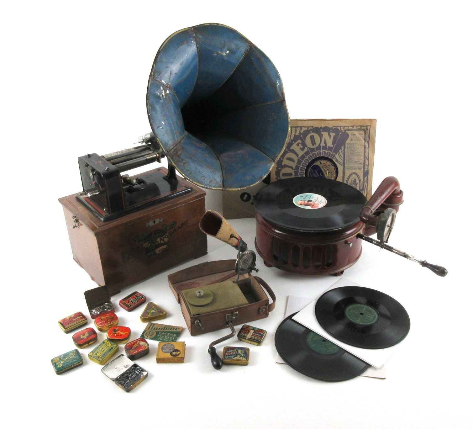 Null Juego compuesto por un fonógrafo "Excelsior" de bocina azul, completo, con &hellip;