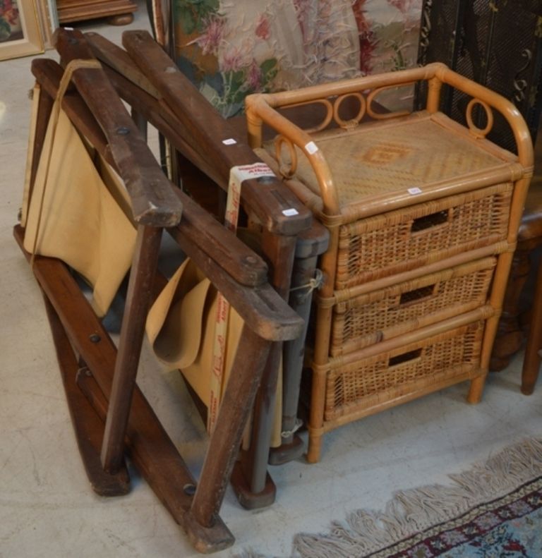 2 chaises longues, une table de 藤制床头柜和一个边桌