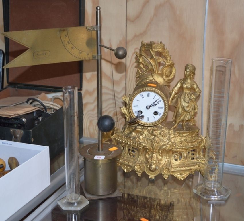 Lot comprenant une pendule en métal 复原风格的鎏金，一个日晷和2个试管
