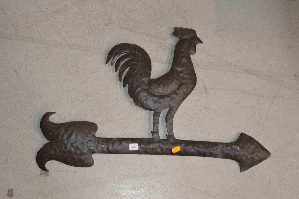 Un épis de faitage en métal martillado representando un gallo