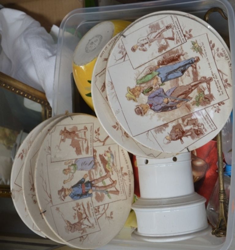 Un carton comprenant des assiettes en Sarguemines, lot of earthenware and variou&hellip;