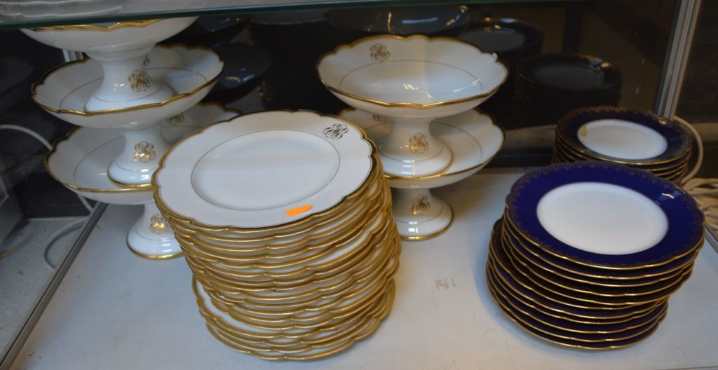 Partie de service à dessert en 白色和金色的瓷器，上面有SJC的字样。

有一些白色、蓝色和金色的瓷盘