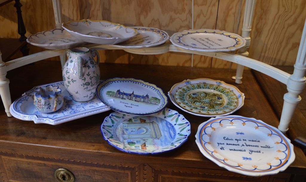 Lot de céramiques décoratives including plates in Nevers earthenware and various&hellip;