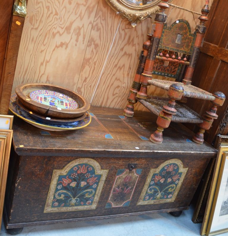 Lot comprenant un coffre et deux chaises en bois peint, travail sans doute indie&hellip;