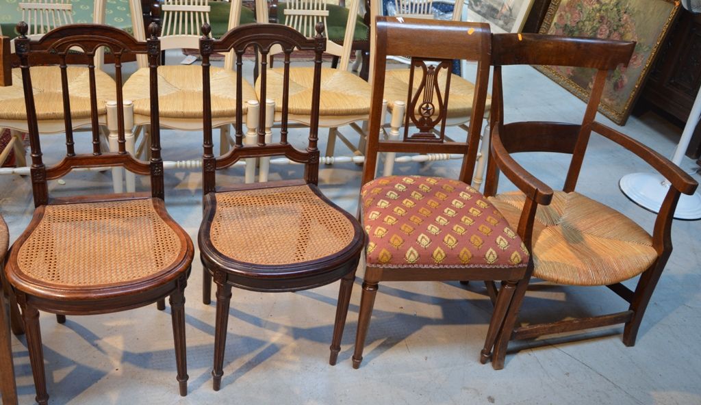 Paire de chaises à dossiers ajourés et assises cannées en forme de fer à cheval &hellip;