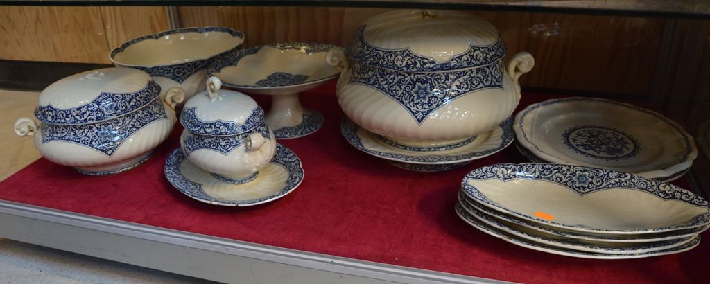 GIEN 白色和蓝色陶器晚餐服务的一部分，上面装饰着鲜花