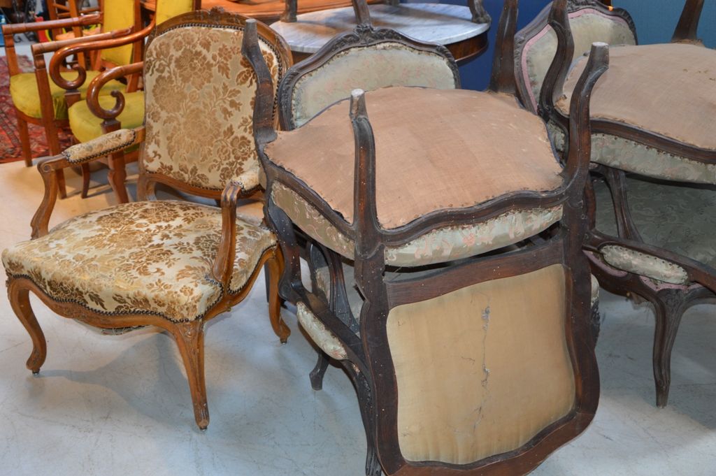 Suite de 5 fauteuils de style Estilo Luis XV, soporte de brazos y patas cónicas &hellip;