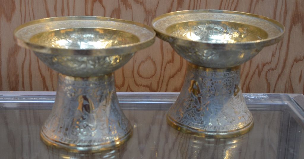 Deux portes encens en laiton doré à décor d’animaux. Travail indien