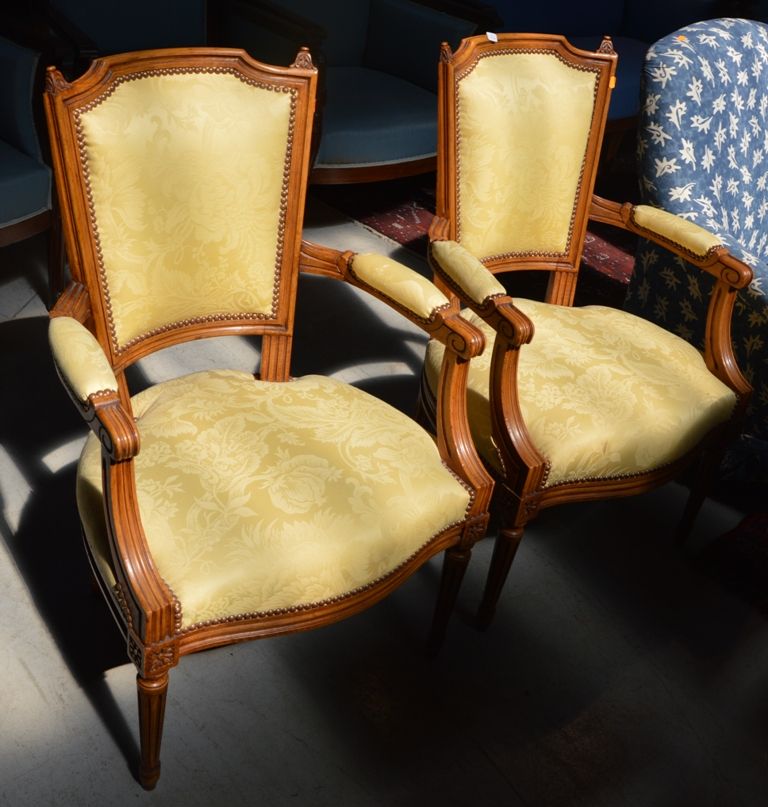 Paire de fauteuils en bois naturel, 宪兵帽背靠在有凹槽的锥形腿上。

过渡时期风格的路易十五-路易十六。

黄色布料的座椅