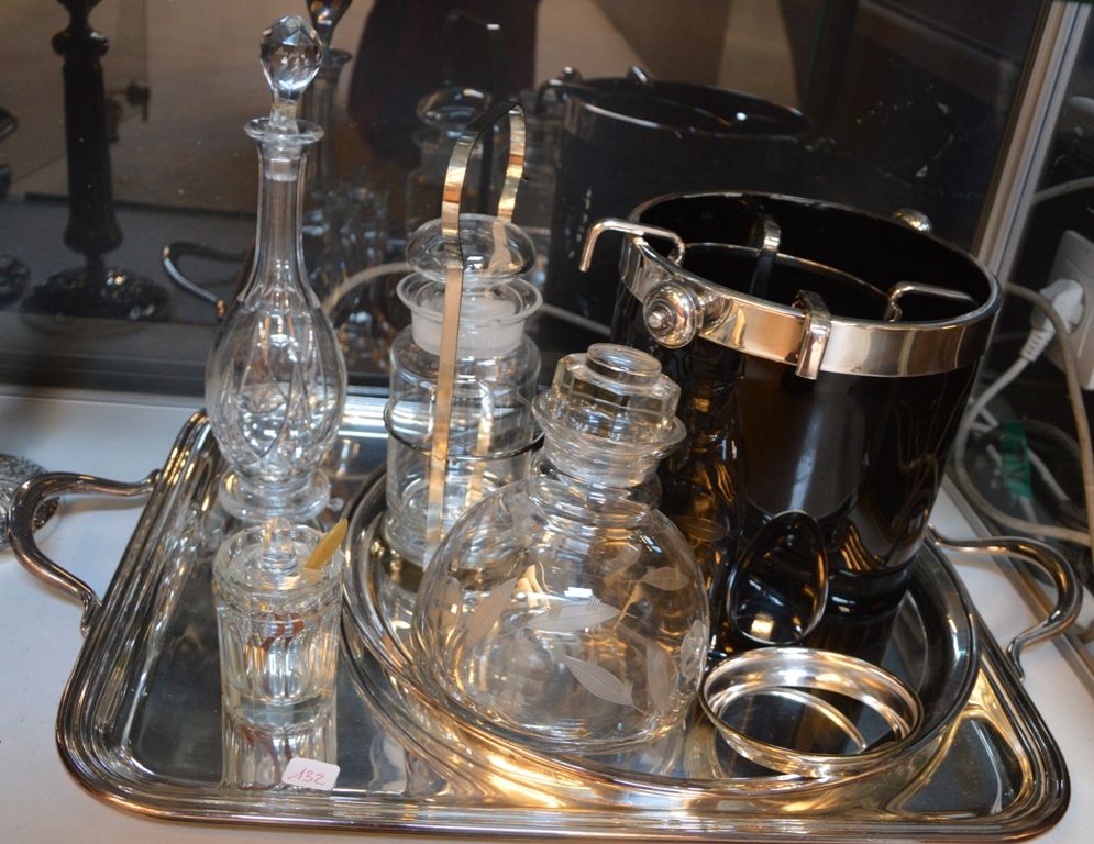 Lot comprenant un plateau en métal argenté, glass decanters, champagne glasses..&hellip;