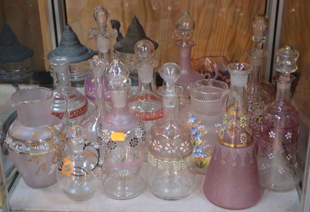 Important lot de vases, flacons, et tazas de cristal