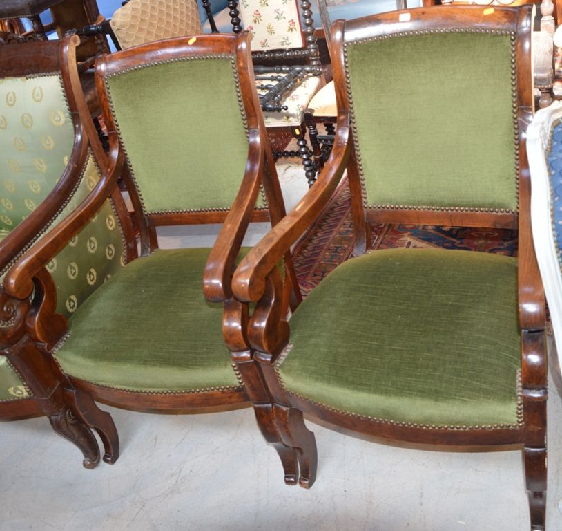 Paire de fauteuils en noyer de Restoration style
