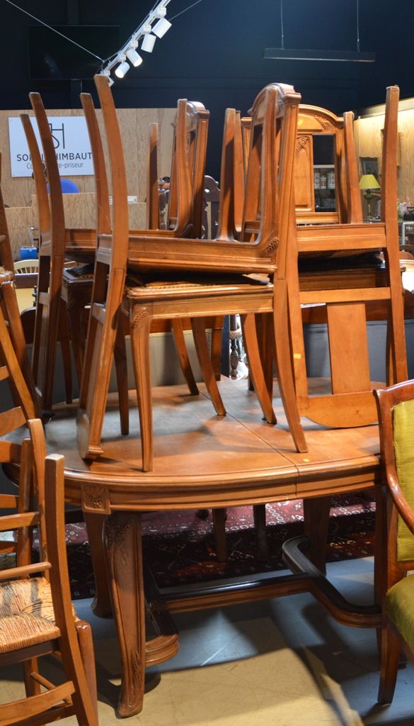 Table de salle a manger et 6 chaises en bois mouluré sculpté à décor d'épis de m&hellip;