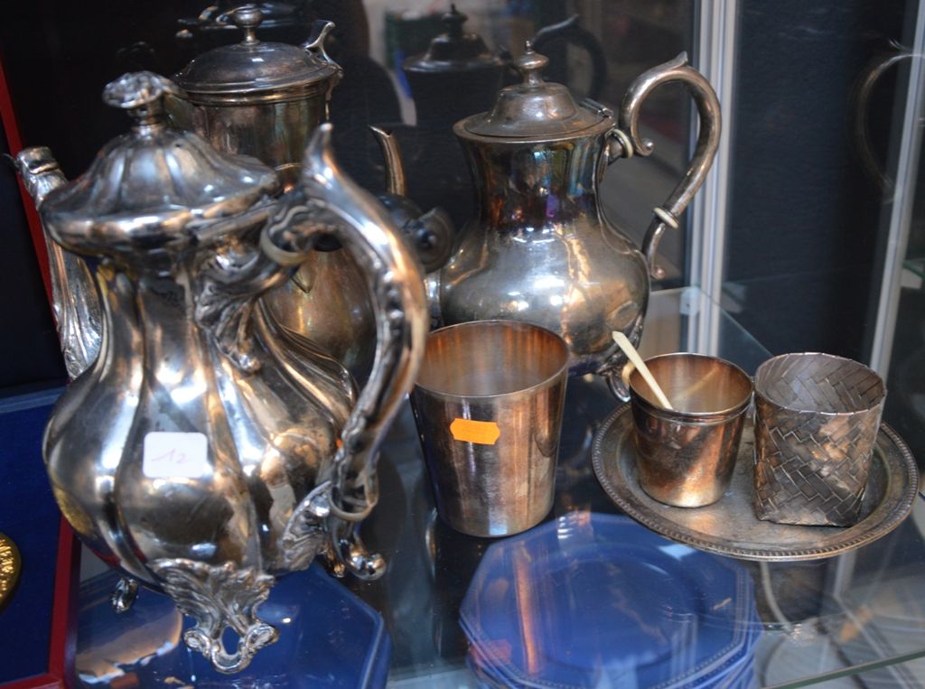 Un lot de métal argenté comprenant 茶壶、水壶等。