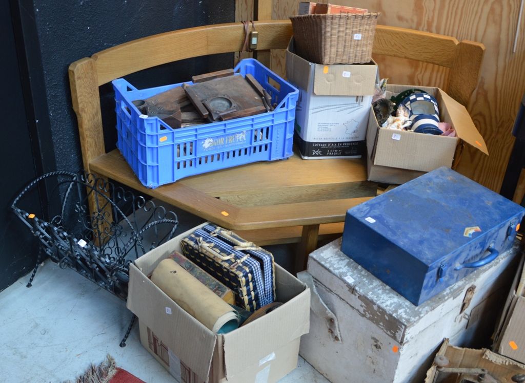 LOT COMPRENANT boxes of tools, toys, various trinkets and a magazine rack