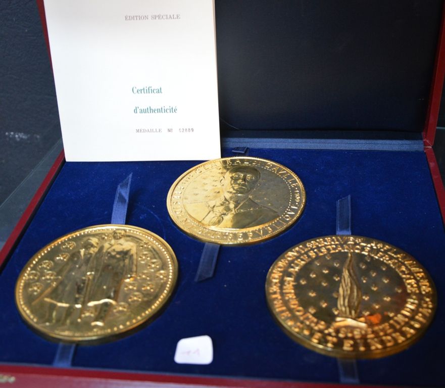3 médailles consacrées à la vie 戴高乐的鎏金铜像，装在盒子里，有证书