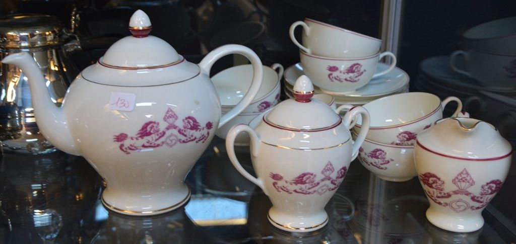 Limoges France, 粉红色花朵的白瓷茶具的一部分，标有David Neel基金会。