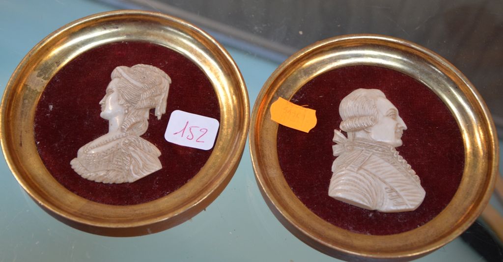 Paire de médaillons représentant Louis XVI e Maria Antonietta, in osso