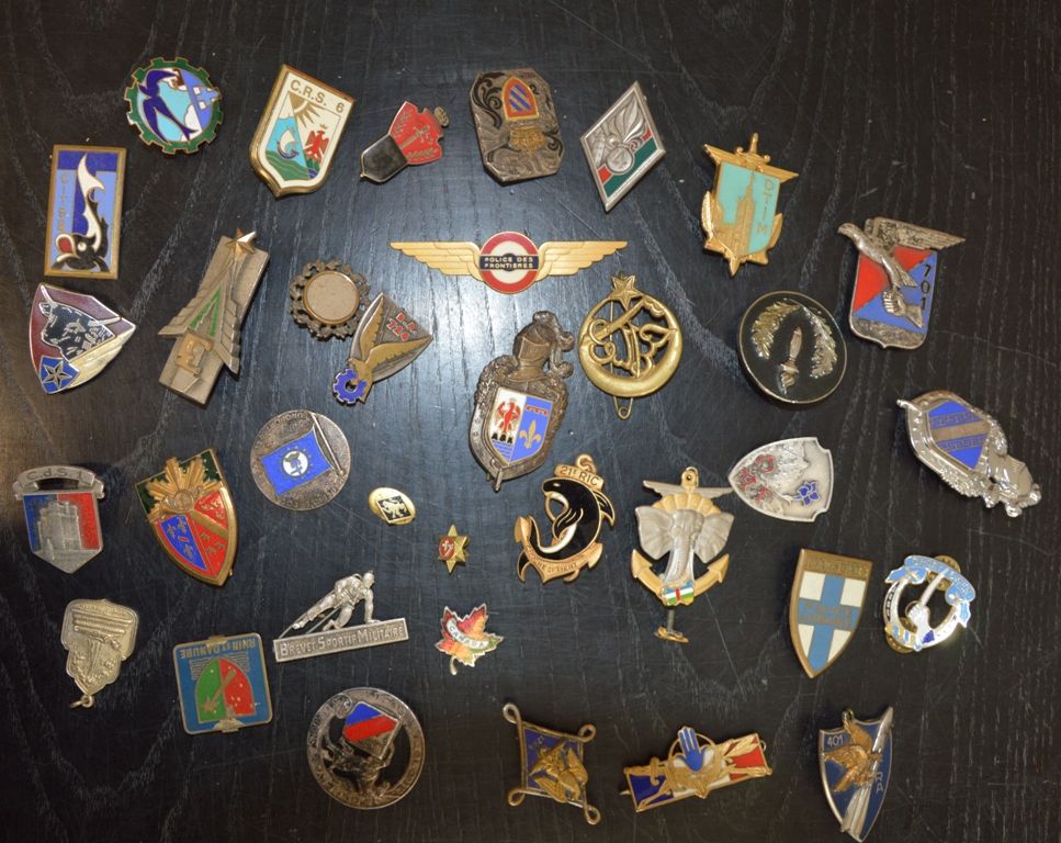 Une vingtaine d'insignes régimentaires émaillés más un pequeño lote de insignias&hellip;