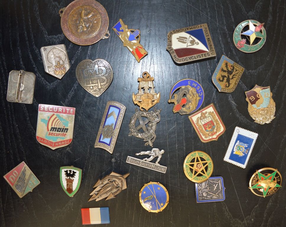 Lot d'une quinzaine d'insignes régimentaires 在此基础上，我们增加了大约10个不同的徽章（警察等...）。