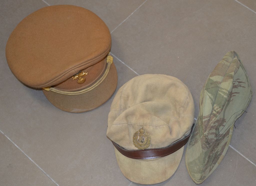 Lot de 3 casquettes (Esercito belga, un berretto da ingegnere britannico e un be&hellip;