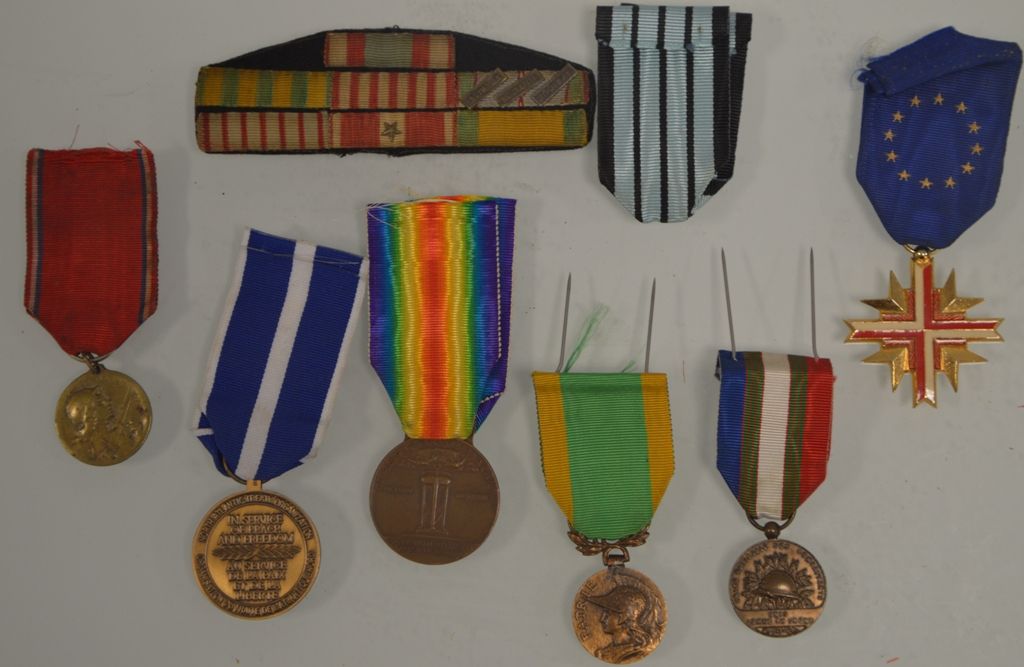 Lot de 6 médailles 一枚国家军人奖章（联合国军司令部），一枚1918年胜利的联盟奖章（意大利），一枚凡尔登奖章，一枚欧洲军人联合会奖章，一枚北&hellip;