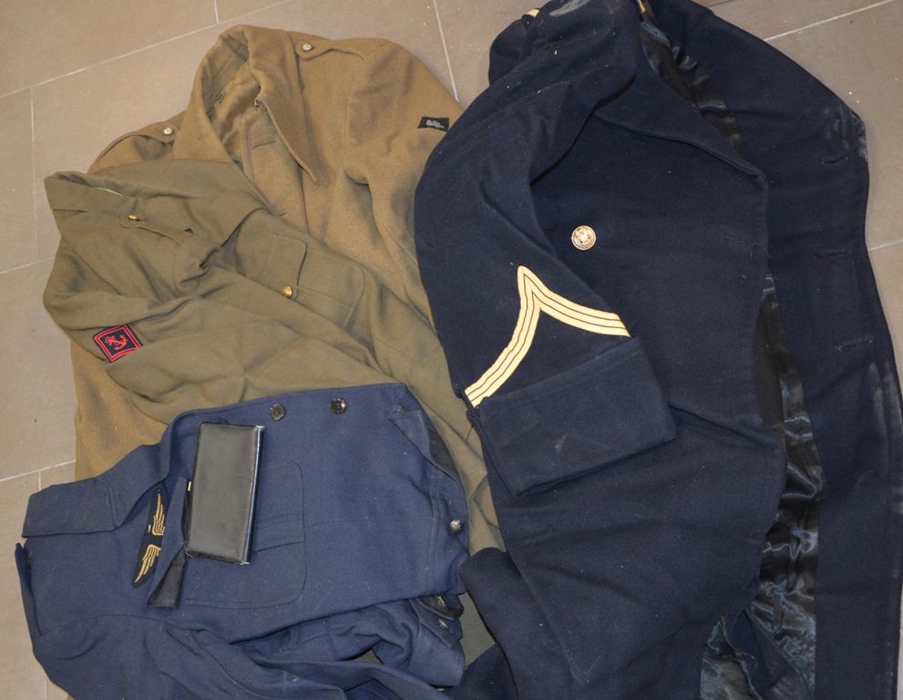 Petit lot d'effets militaires 包括两件大衣步兵、空军和夹克衫（海军陆战队步兵和空军）。