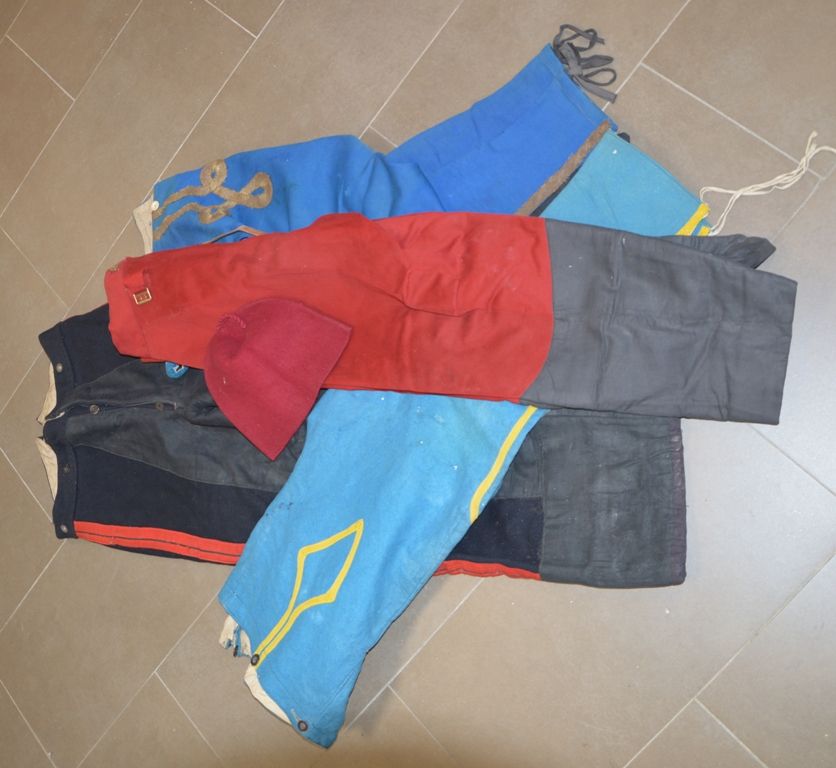 Un lot de 2 pantalons militaires, (Artilleristen, Chasseur à cheval) und Kostümh&hellip;