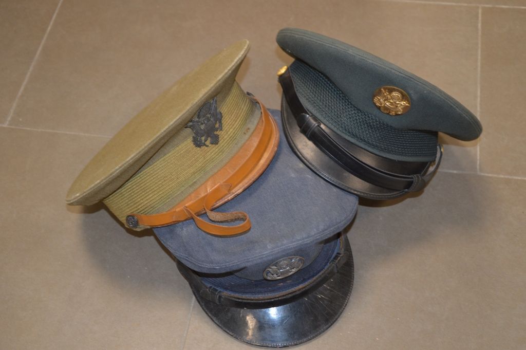 Lot de trois casquettes américaines dont une de la premère Guerre Mondiale