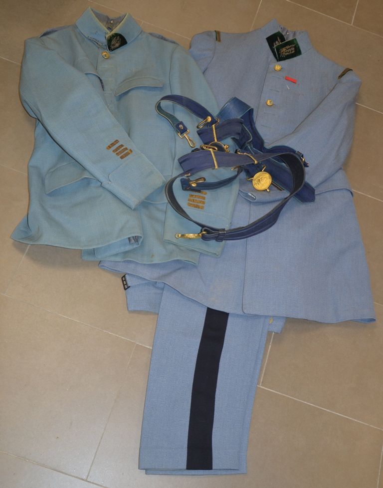 1 uniforme comprenant une vareuse et un pantalon 一个军事药剂师的照片，附有两条腰带和一件状况不佳的外套，20世&hellip;