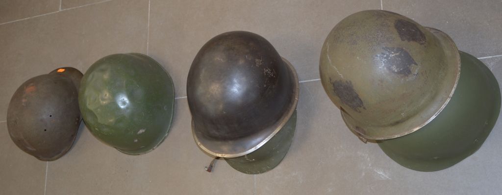 Lot de 4 casques (dos con casco y un casco de petrolero)