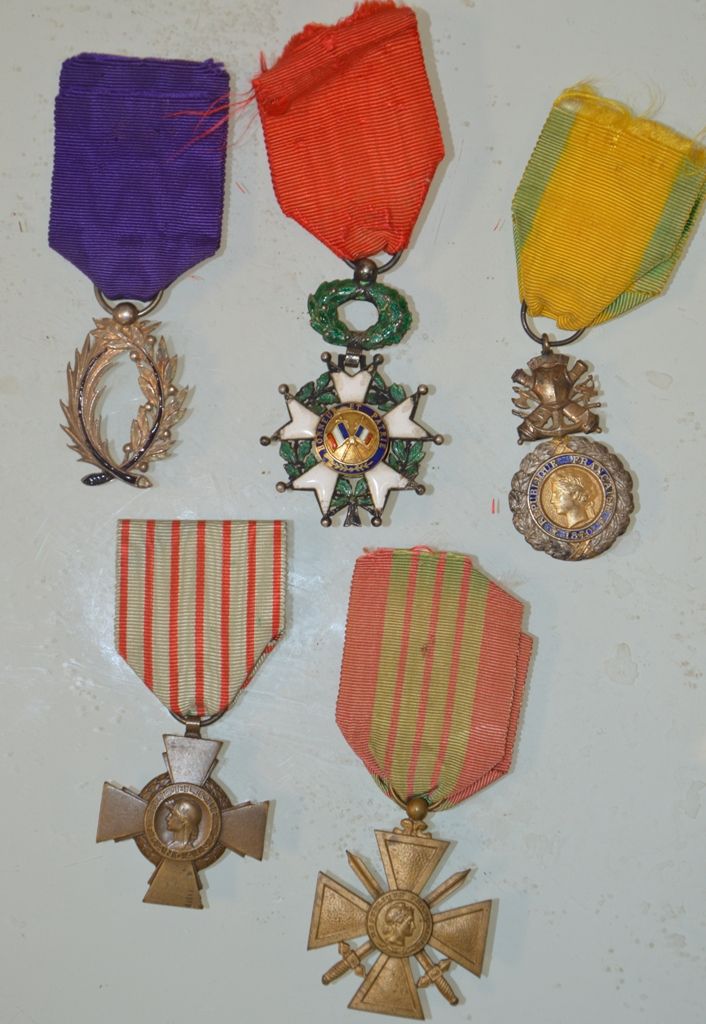 Lot de 5 médailles Une Légion d'Honneur (3e republique accident à l'émail), une &hellip;